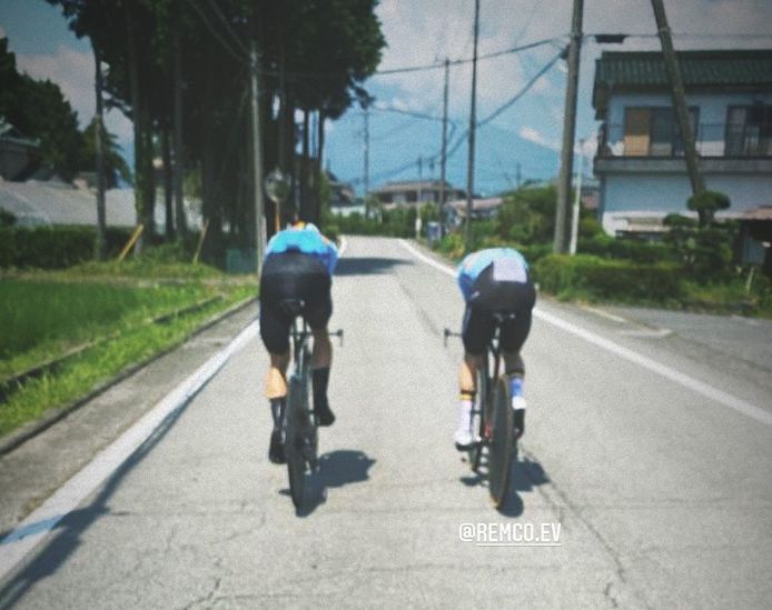 Opwarmen voor medaillestrijd: Van Aert en Evenepoel ...