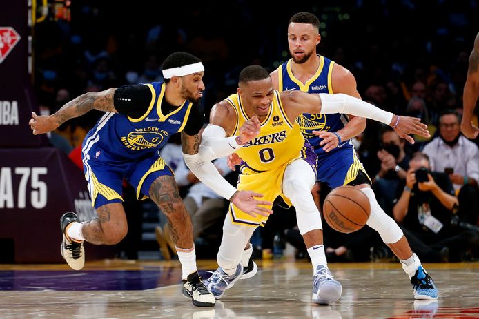 Stephen Curry (30) probeert Russell Westbrook af te stoppen.