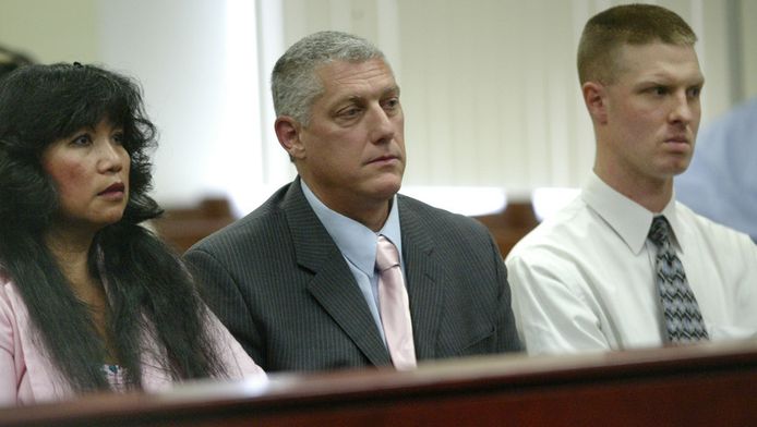 De ouders van Julia Merfeld, Christina en Joe, en haar man Jake Merfeld tijdens de zitting in de rechtbank.