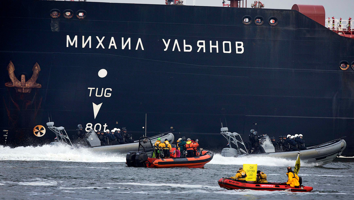 Politieboten varen tussen Greenpeace en de Russische olietanker Beeld REUTERS