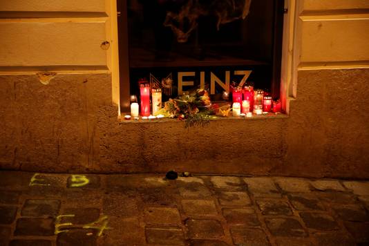 Kaarsen branden om de slachtoffers te herdenken op de plek van de schietpartij.