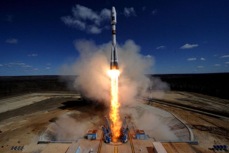 De Sojoez-raket met aan boord drie wetenschappelijke satellieten vertrekt vanaf de nieuwe Russische raketlanceerbasis Vostotsjny. Beeld afp