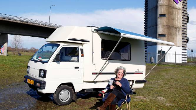 Annet (65) maakt zichzelf én anderen weer blij met haar camper: ‘Schouders eronder en door’