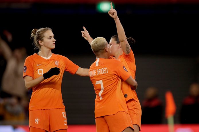 Sherida Spitse (rechts, twee keer) en Vivianne Miedema (links, ook twee keer) maakten de Nederlandse doelpunten.