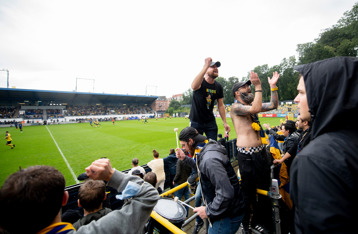 De fans van Union Saint-Gilloise bouwen een feestje in het Joseph Marienstadion. Beeld BELGAIMAGE