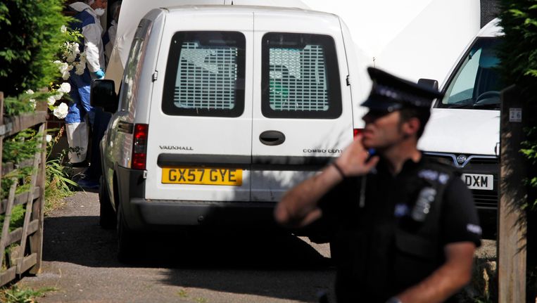 Politie onderzoeken het huis waar de Britse familie vermoord werd op 8 september 2012. Beeld EPA