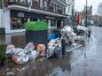 Afval bij containers in de binnenstad van Zwolle.