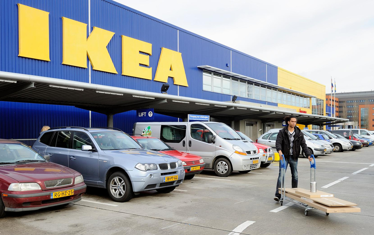 verschijnen Plasticiteit vaak Ikea zet elektrische vrachtwagens in Amsterdam in | Foto | AD.nl