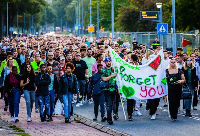 De stille tocht voor Perry (21) bracht honderden nabestaanden op de been.