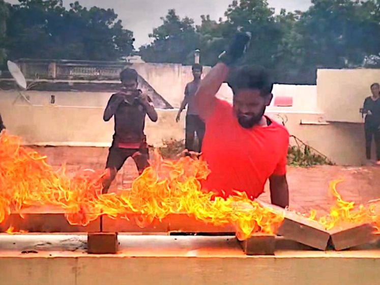 Un Indien établit un record du monde Guinness en brisant 29 blocs de béton en feu