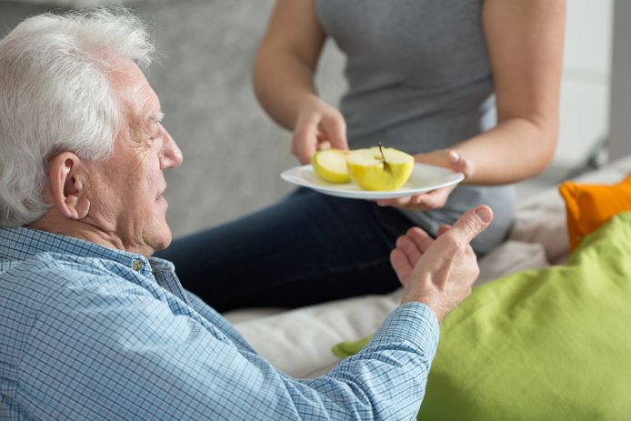 stockadr bejaarde zorg mantelzorg eten fruit gezondheid oudere thuiszorg