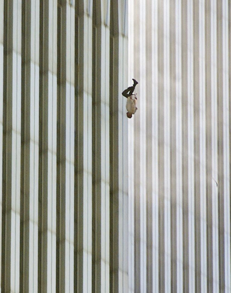De iconische nieuwsfoto 'Falling Man' van de aanslagen 13 jaar geleden op het WTC in New York. Beeld ap