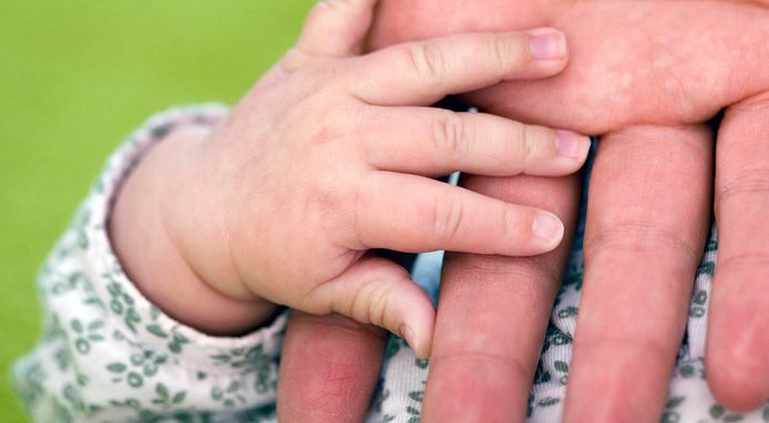 Kwetsbare ouders moeten al voor de bevalling worden begeleid.