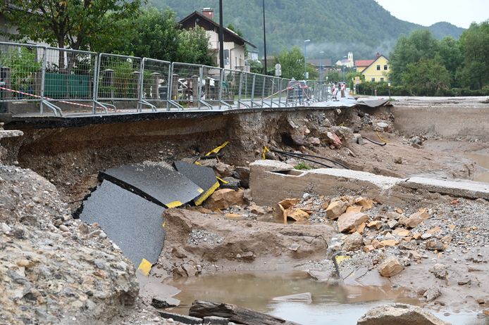 Een ingestorte brug bij de stad Skofja Loka in Slovenië.