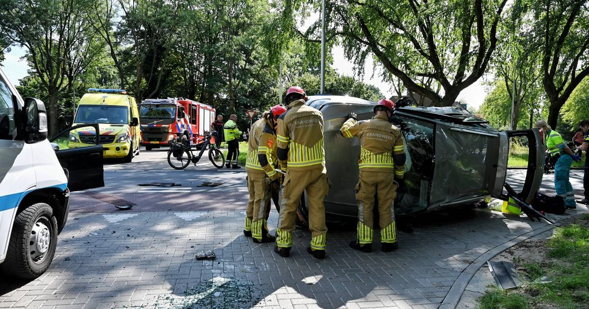 Ernstig ongeluk met drie autos in Tilburg; meerdere gewonden.