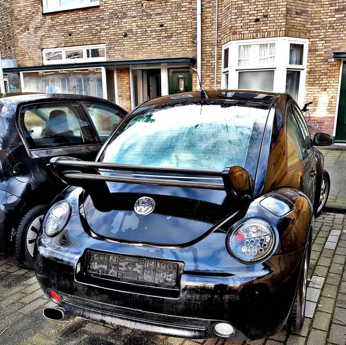 Politie neemt auto zonder kentekenplaten in beslag in Klarendal Arnhem | gelderlander.nl