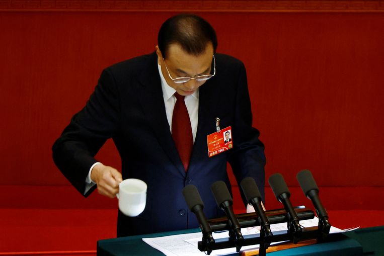 De Chinese premier Li Keqiang tijdens zijn speech op het Nationaal Volkscongres in Peking. Beeld REUTERS