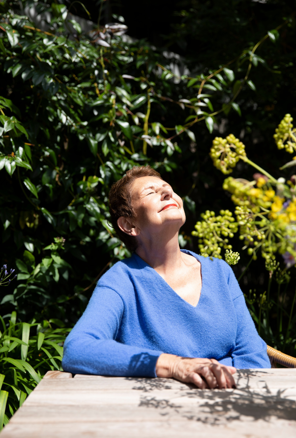 Els Rozenbroek, portret gemaakt in de tuin van Hospice Veerhuis in Amsterdam.


 Beeld Judith Jockel