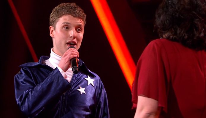 Deventenaar Guus Boswinkel tijdens zijn knallende duet met Francis van Broekhuizen.