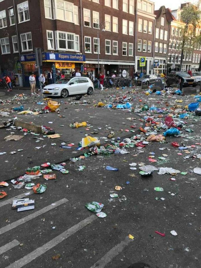 Beelden van de Westerstraat in de Amsterdamse Jordaan, nadat de straat door de ME werd ontruimd.
