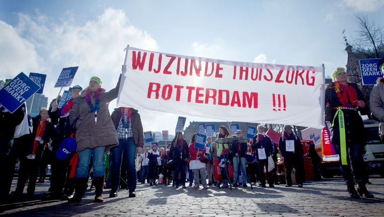 Medewerkers van de thuiszorg protesteren tegen bezuinigingen op het Plein in Den Haag, maart 2012. Beeld ANP