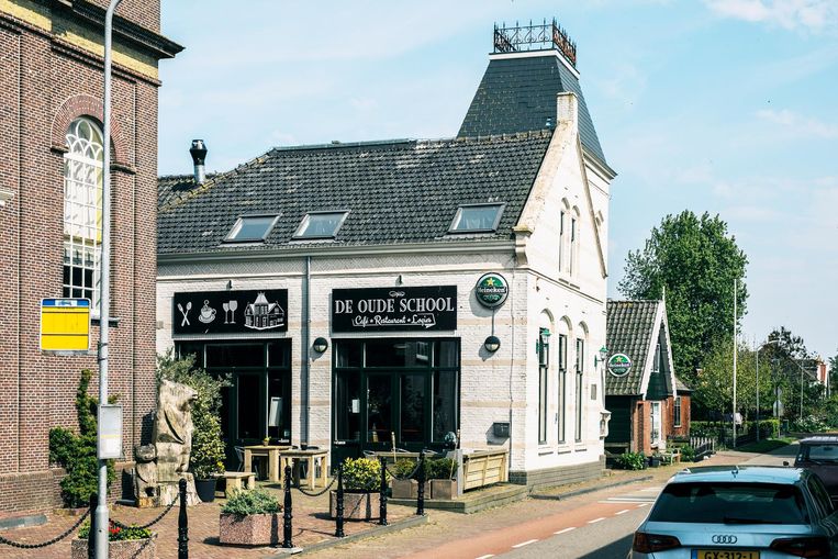 Eetcafé de Oude School in Warder. Beeld Marcel Wogram