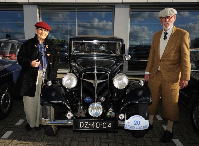 Rein met zijn vrouw en hun Adler, op de Riverside Car Classic in Dordrecht 2022.
