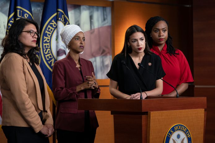 De door Trump geviseerde Amerikaanse Congresleden Ayanna Pressley, Ilhan Omar, Rashida Tlaib en Alexandria Ocasio-Cortez houden een nieuwsconferentie.