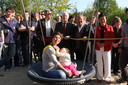 Een beeld uit 2009 bij de opening van het nieuwe speelterrein in Kleit. Achter haar staat haar politieke vader Johan De Roo, de oud-burgemeester van Maldegem.