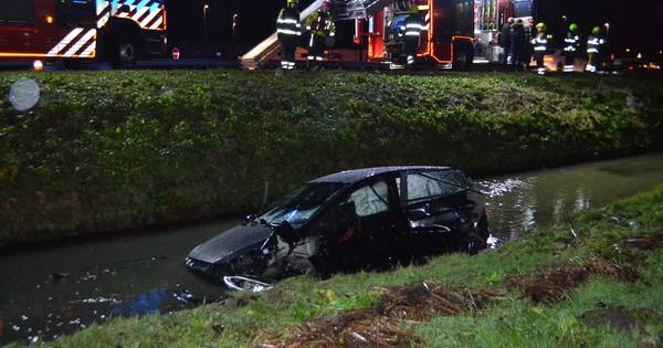Twee auto's te water langs de A15 bij Opheusden