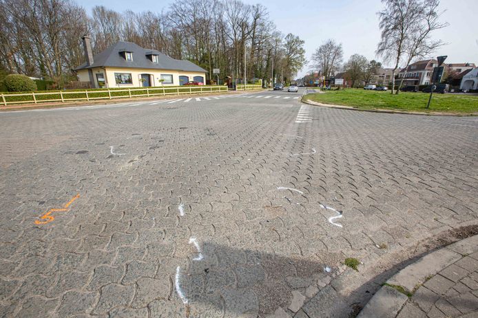 Het ongeval gebeurde op het kruispunt van de Astridlaan en de Sint-Ambrosiuslaan.