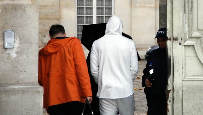 Karim Benzema a été placé en garde à vue à Versailles dans l'affaire du chantage présumé à la sextape contre son équipier en équipe de France Mathieu Valbuena.