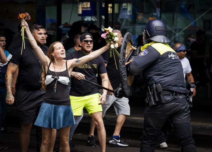 Demonstranten zoeken de confrontatie met de politie bij het Centraal Station in Den Haag eind juni.