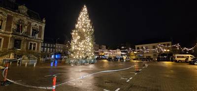 Perimeter rond kerstboom op Markt van Wetteren door hevige wind