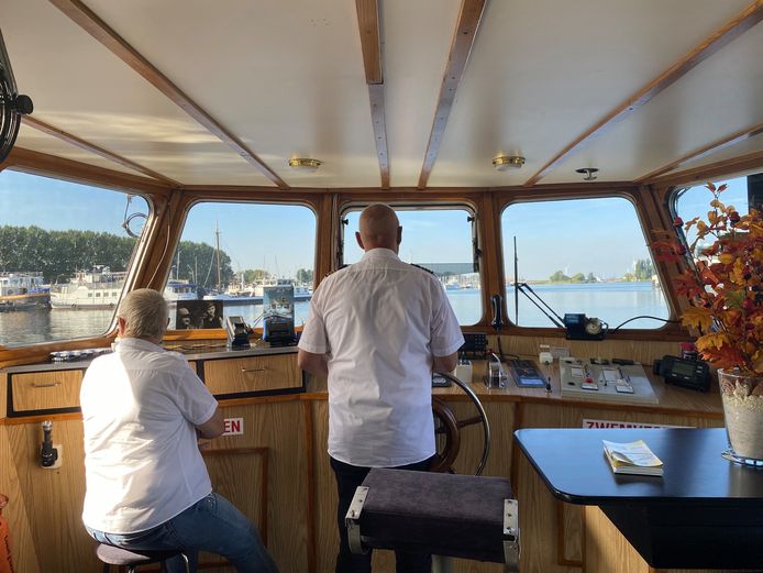 Schipper Jan Stroop en zijn vrouw Adje van de Merijntje Gijzen vanuit de haven van Oudenbosch