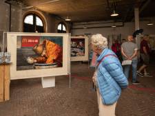 Bezoekers vergapen zich aan ‘Kunst op stand’ in koninklijke stallen van Paleis Soestdijk
