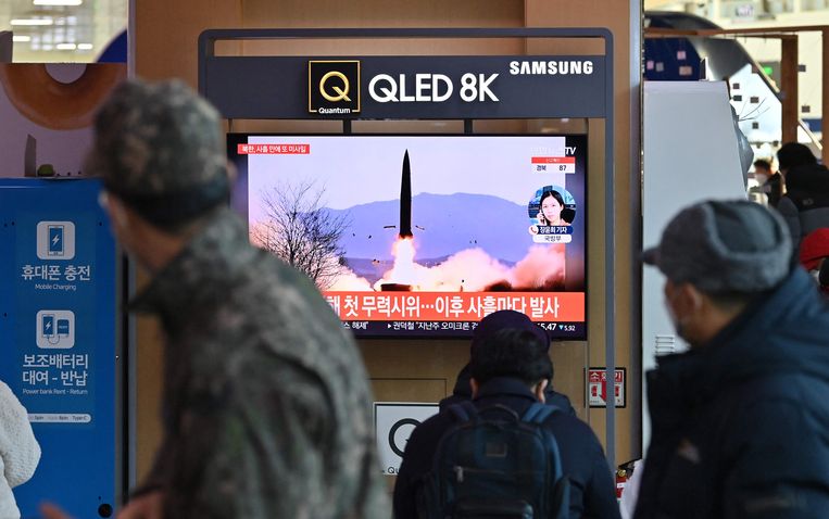Zuid-Koreanen bekijken het nieuws over de raketten in het treinstation van Seoel. Beeld AFP