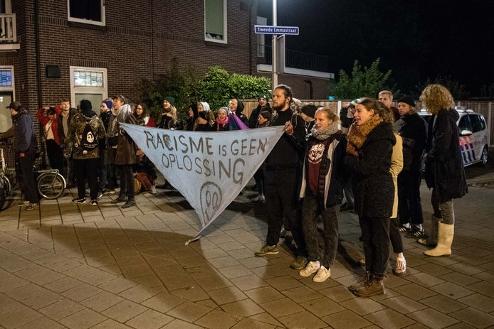 ENSCHEDE - Leden van Pegida Nederland hebben zich verzameld voor de moskee aan de Tweede Emmastraat om te protesteren tegen de islam. Een groep heeft zich nabij de demonstratie verzameld om een tegengeluid kenbaar te maken.