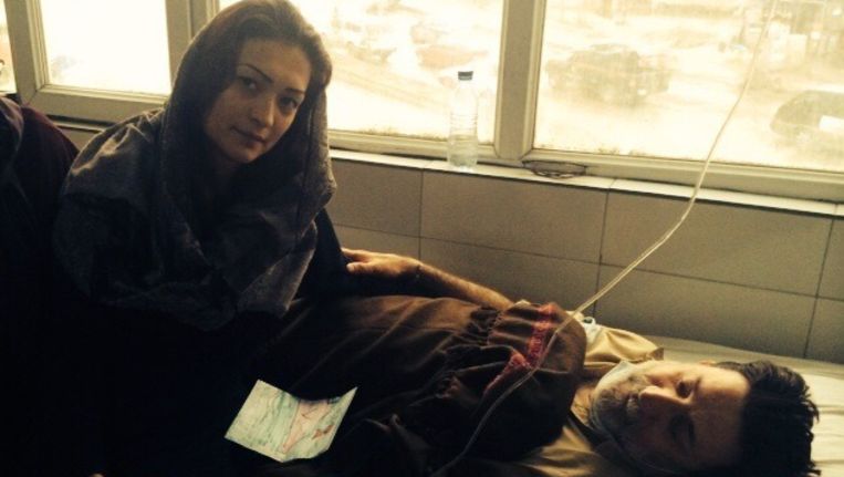 Feda Amiri met zijn dochter in een ziekenhuis in Kabul Beeld Katinka Simonse