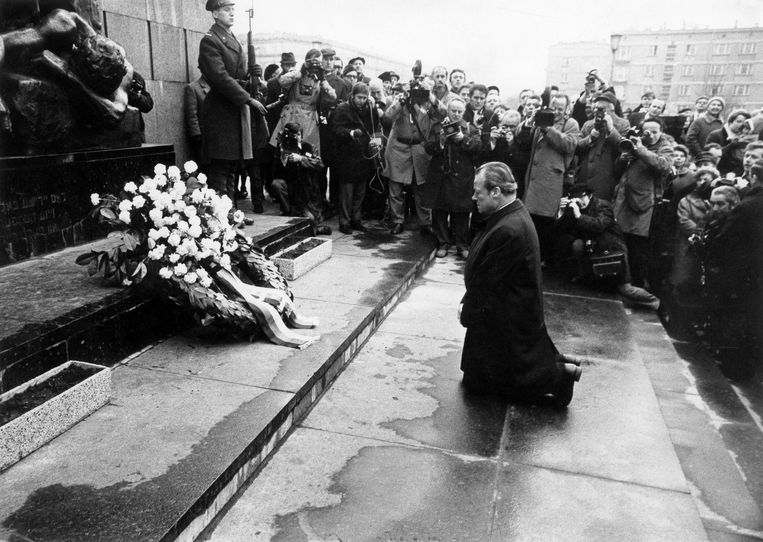 De voormalige West-Duitse bondskanselier Willy Brandt zakte onverwachts door zijn knieën toen hij in 1970 in Warschau een Joods monument bezocht. Een onverwachte geste die voor ontspanning zorgde tussen Oost en West. Beeld BELGAIMAGE