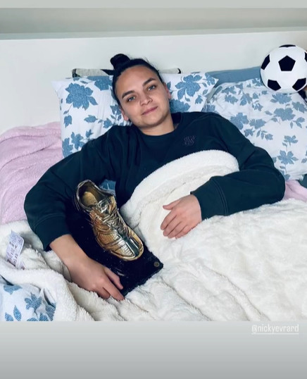 Kleine oogjes, massa’s felicitaties en smurfentaart voor Nicky Evrard