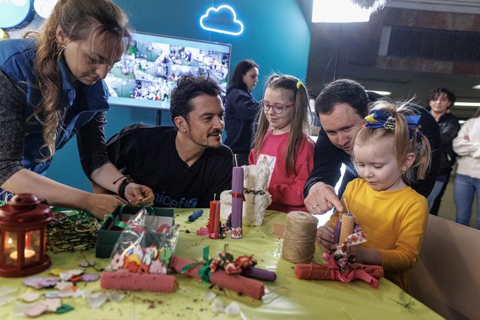 Orlando Bloom bezocht ook een kinderopvang in Kiev en maakte tijd vrij om met de kinderen te knutselen.