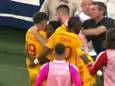 Scène surréaliste en Ligue 2: un fan de Bordeaux agresse un joueur adverse, le match de la montée “définitivement arrêté”