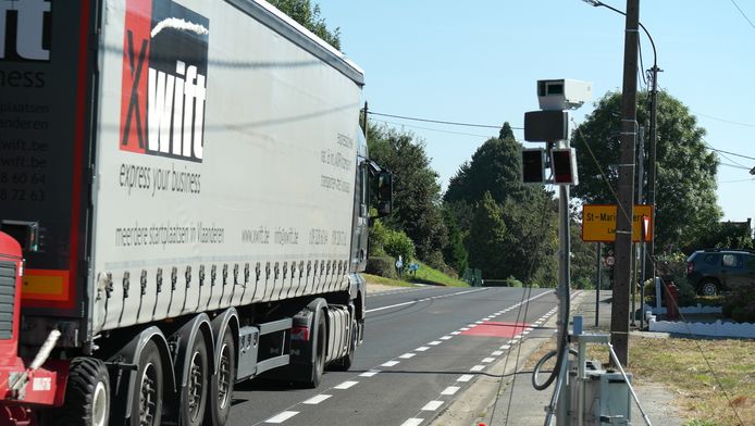 Een scanner controleert of een vrachtwagen zijn kilometerheffing betaald heeft.