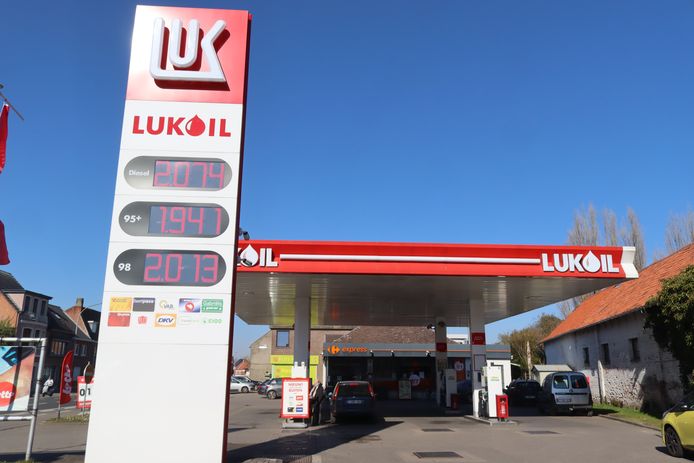 Lukoil in de Kleibeekstraat gaat onder de prijzen van het ‘goedkoopste tankstation van het land’.