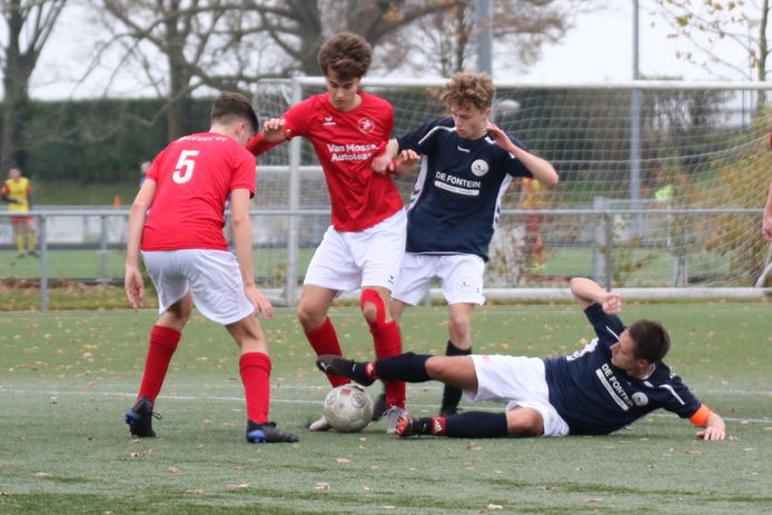 Het zaterdagteam van Goes (rood) won zaterdag met 1-3 bij Veere. Het vlaggenschip van de club, dat uitkomt in de derde divisie, speelde niet. De thuiswedstrijd tegen FC Lisse werd afgelast vanwege een onbespeelbaar veld.