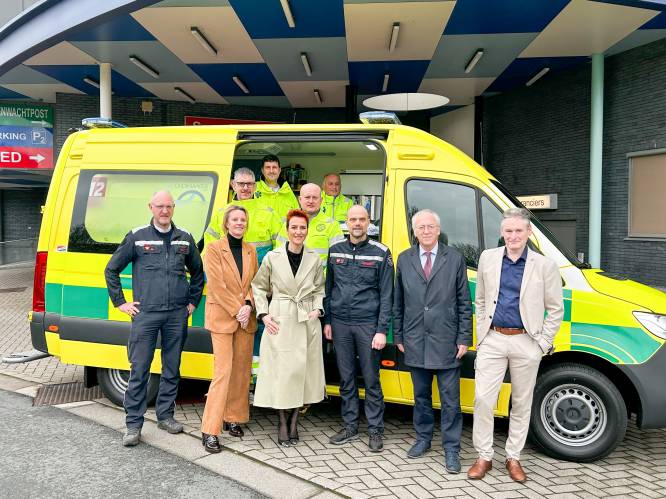 AZ Oudenaarde neemt nieuwe ziekenwagen in gebruik nadat vorige betrokken raakte in ongeval