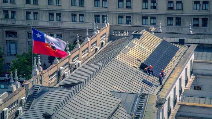 Solcor installeert zonnepanelen op het dak van het presidentieel paleis in Chili.