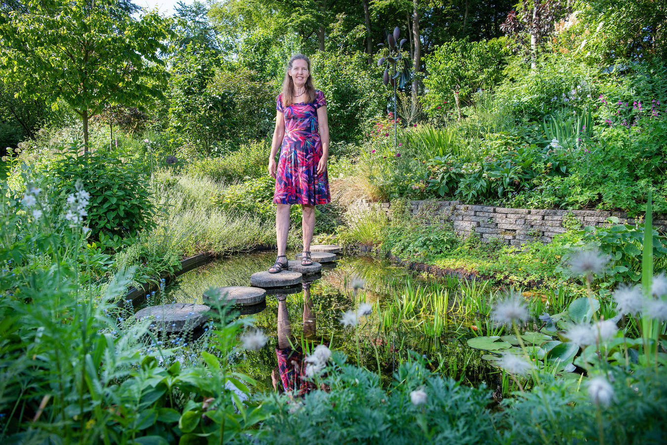 Anneke's tuin is 2000 vierkante meter groot, maar het gras sproeit ze ...