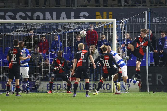 Apostolos Vellios kopt raak namens PEC Zwolle. Het was de derde treffer voor de Griek dit seizoen.